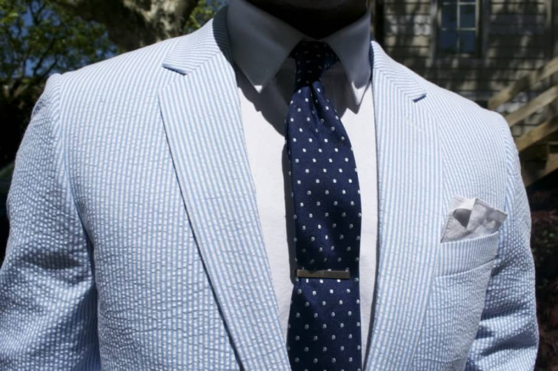 Terno Seersucker Azul Claro com Gravata de Bolinhas Marinho