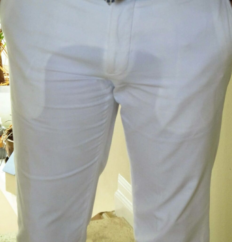 Doublures de poche visibles avec pantalon blanc
