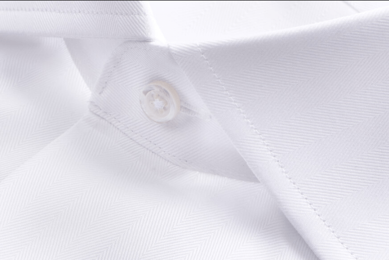Une chemise blanche à chevrons