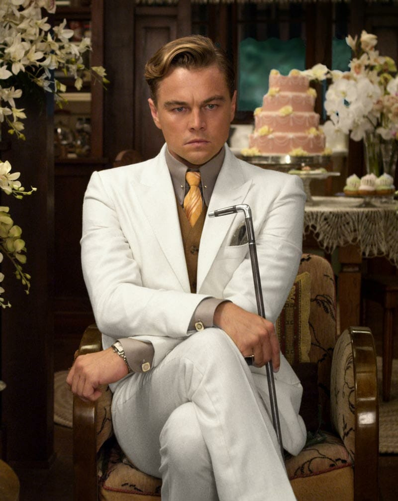 Leonardo DiCaprio dans le rôle du grand Jay Gatsby en costume blanc