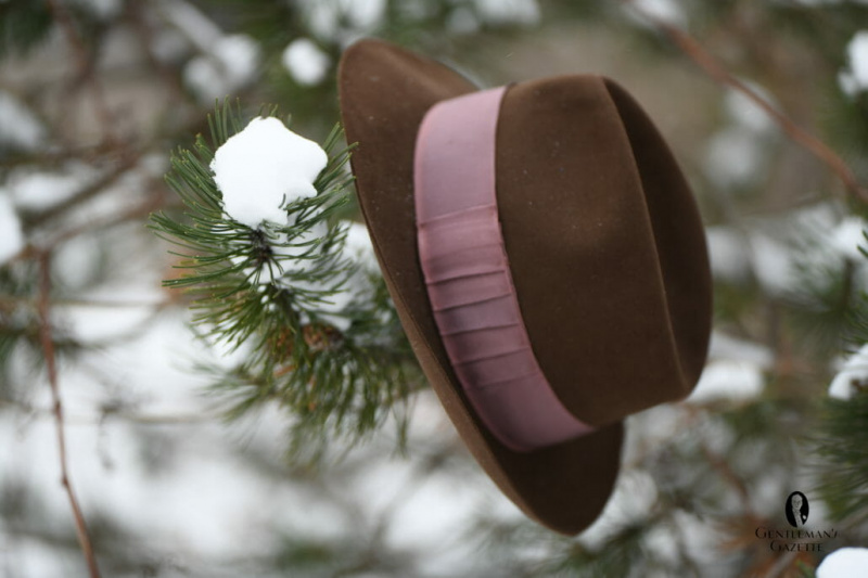 Fedora marrom com faixa de chapéu contrastante