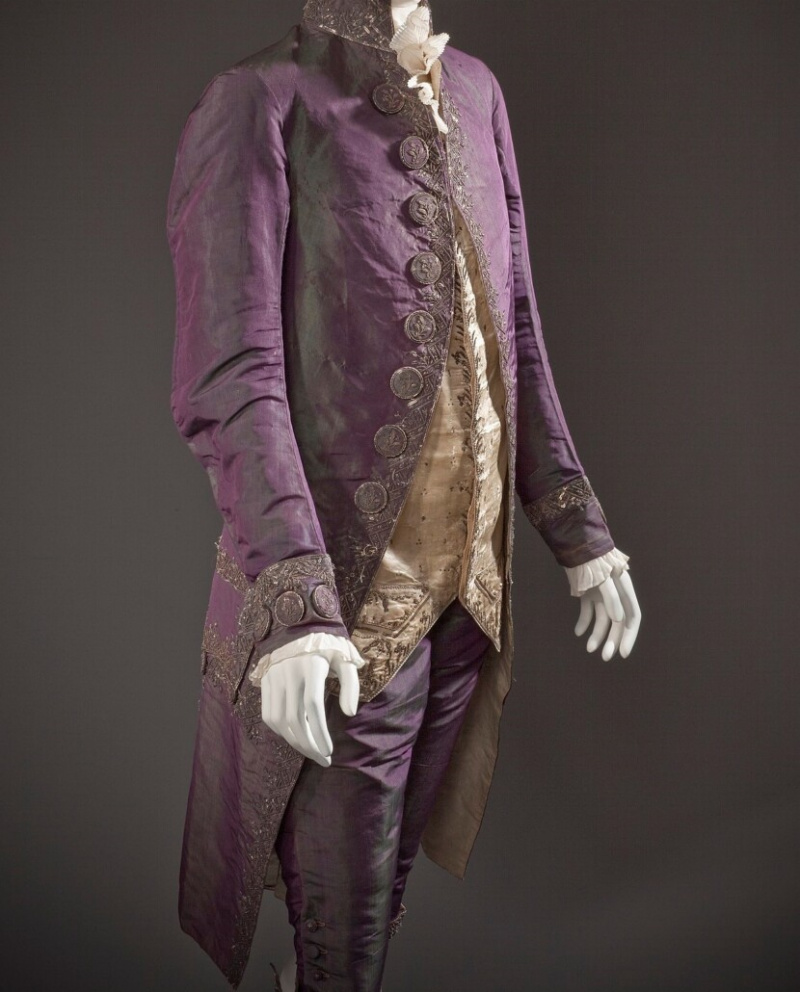 Hedvábný oblek z roku 1790.