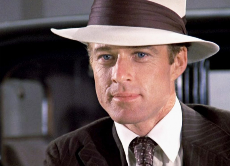 Robert Redford porte un chapeau panama dans le Great Gatsby