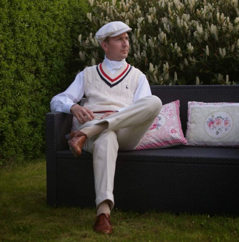 Bílá letní plochá čepice s kriketovým svetrem a špinavě bílým flanelem