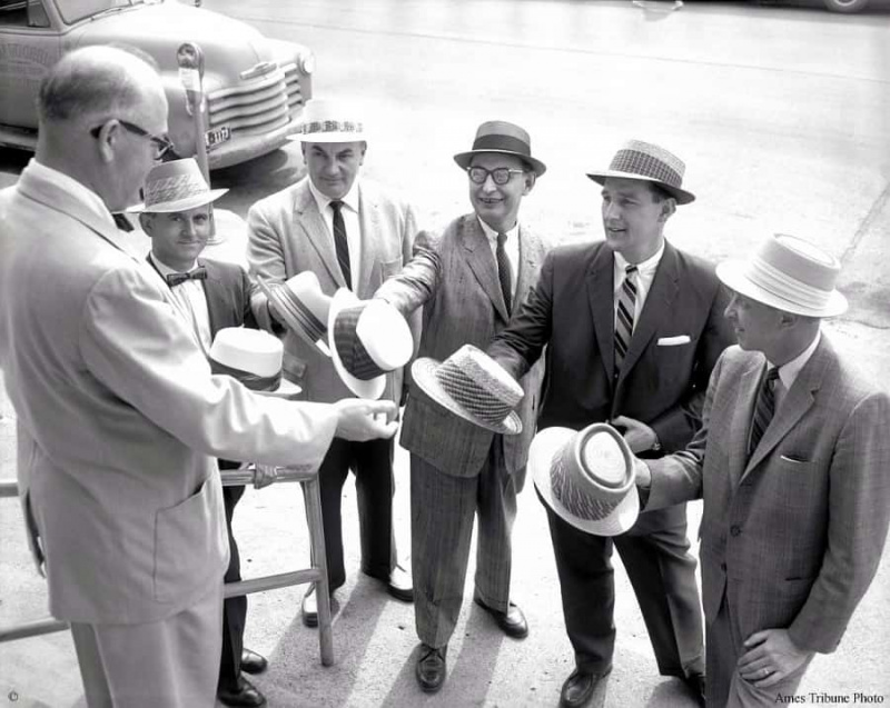 Chapeaux de paille en 1958