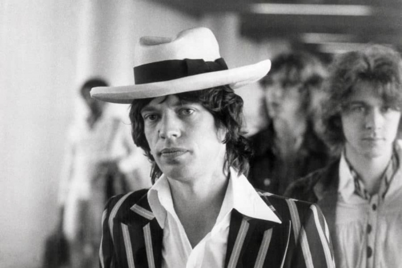 Mick Jagger avec une forme de chapeau Panama inhabituelle