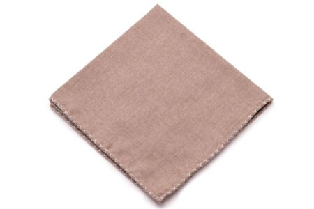 Mouchoir de poche en flanelle de coton doux marron clair avec bords en X gris clair roulés à la main - Fort Belvedere