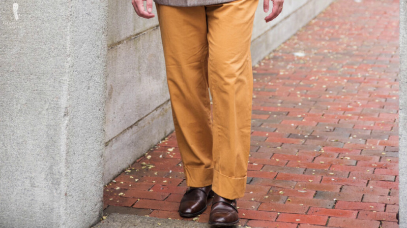Le pantalon que Raphael a associé à ce look est fait sur mesure par un tailleur au Sri Lanka.
