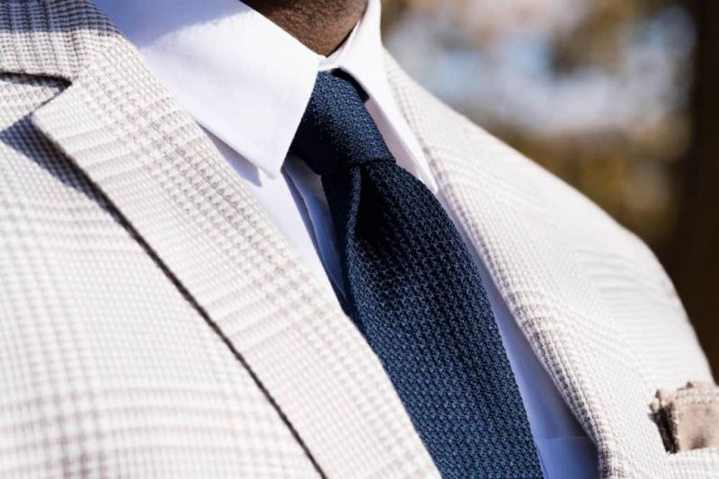 Une cravate en grenadine bleu marine est polyvalente et adaptable, ce qui en fait un excellent ajout à tout homme