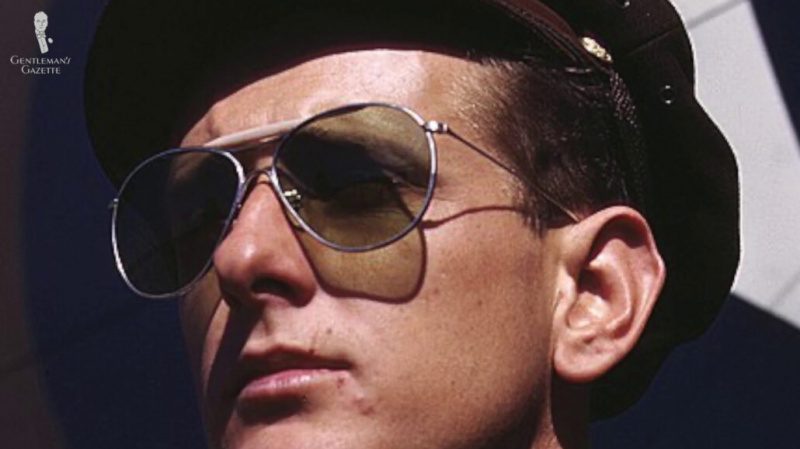 Un homme portant des lunettes de soleil aviateur.