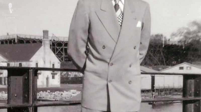 Un homme portant une veste à double boutonnage avec une configuration de boutons 6 par 2.