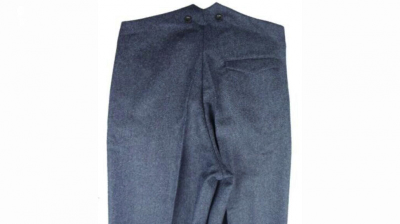 Un pantalon avec des queues de poisson pour les bretelles et les bretelles.