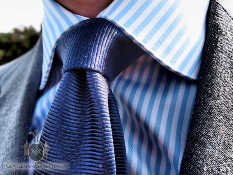Marineblauwe zijden stropdas, katoenen overhemd en kostuum van Fresco