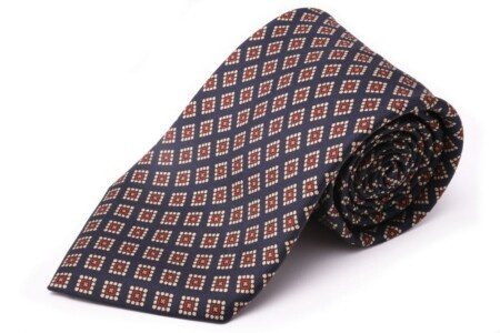 Cravate en soie à imprimé garance en bleu marine avec motif diamant rouge, chamois et orange