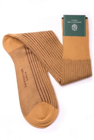 Produktový snímek karamelových a tmavě burgundských stínových pruhovaných ponožek Fil d