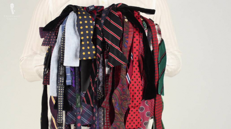 Raphael tenant sa collection de cravates vintage.