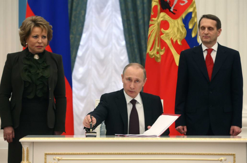 Putin assinou lei que completa a anexação da Crimeia com um Montblanc Meisterstück