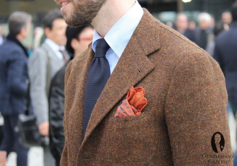 Lindo casaco esportivo marrom com gravata grenadine e lenço de bolso laranja - um em seda real e antiga teria sido melhor, observe o colarinho curvo com botões