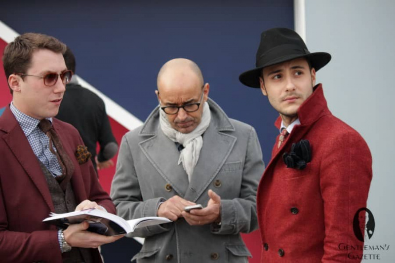 Tři muži v červené a šedé v moderním pánském oblečení