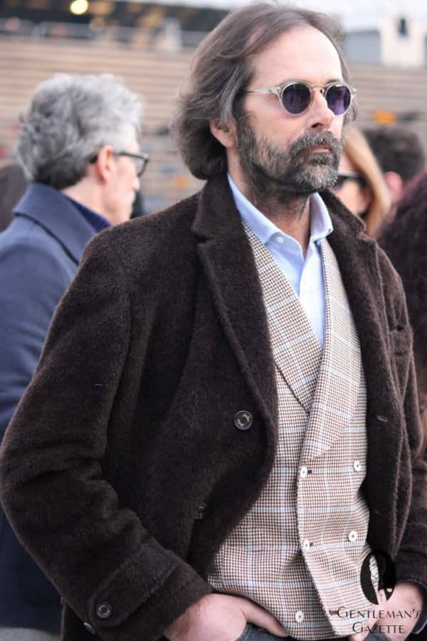 Fotografie muže v kabátu z umělé kožešiny s vestou 6x3 – potřebuje kravatu nebo motýlka