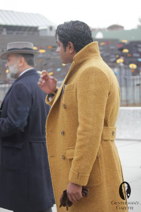 Uma fotografia de um homem vestindo tecido Casentino em todos os tipos de cores parece popular para sobretudos