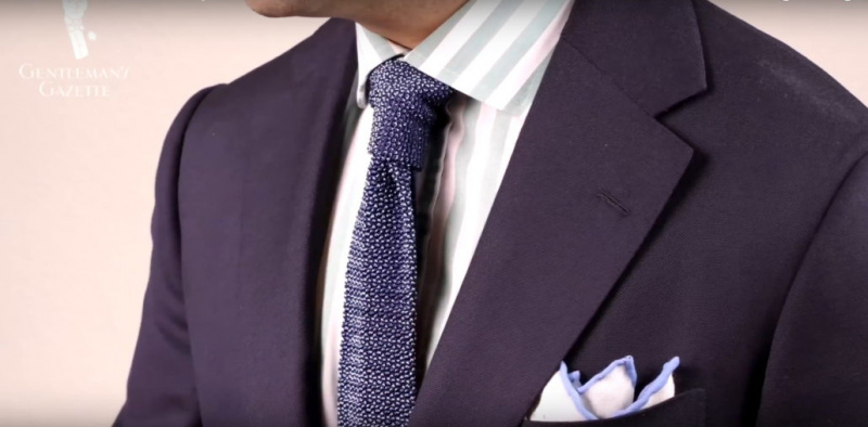 Une chemise à rayures audacieuses, une cravate en tricot bleu et une pochette en lin par Fort Belvedere