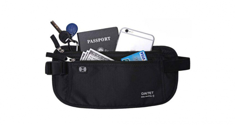 Un portefeuille de voyage est généralement attaché à la ceinture.