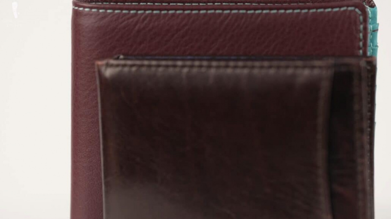 Posséder un portefeuille dans une couleur non conventionnelle le rend facile à repérer.
