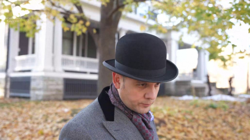 Raphaël portant un chapeau et une écharpe.