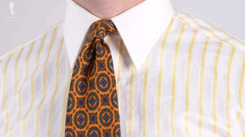 Camisa Winchester listrada amarela clara com gola pontiaguda combinada com gravata de lã Challis em amarelo girassol com padrão verde, azul e vermelho de Fort Belvedere