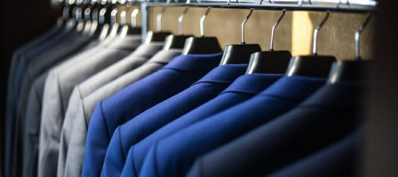 Vestes de costume dans différentes nuances de bleu.