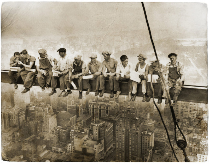 Le célèbre déjeuner sur la photo du gratte-ciel montre des ouvriers du bâtiment portant des casquettes plates