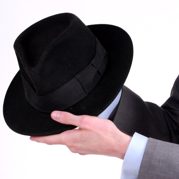 Preston mostra um chapéu fedora preto macio com aba ajustável