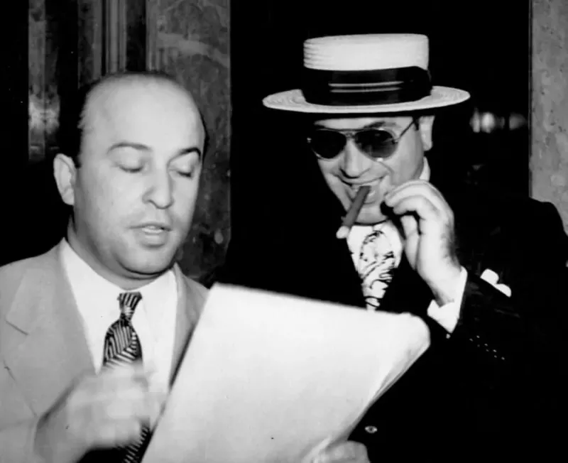 Al Capone s člunem, slunečními brýlemi a doutníkem