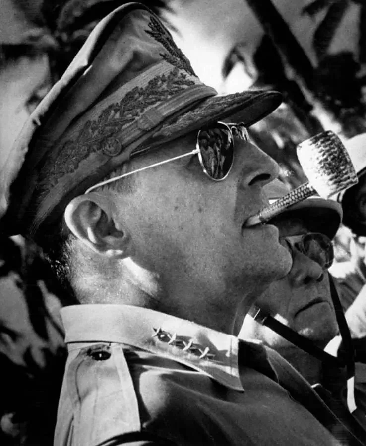 Generál MacArthur prozkoumává předmostí na ostrově Leyte, brzy poté, co se americké síly vyvalily na břeh z gigantické osvobozenecké armády do centrálních Filipín, v historickém okamžiku, kdy generál splnil svůj slib.