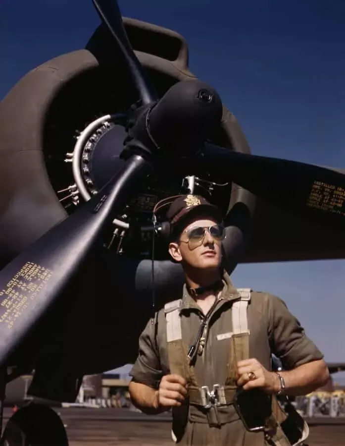 WWII Pilot nosí piloty