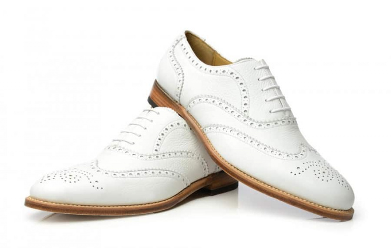 Vita Buckskin-skor med lädersula från Shoepassion