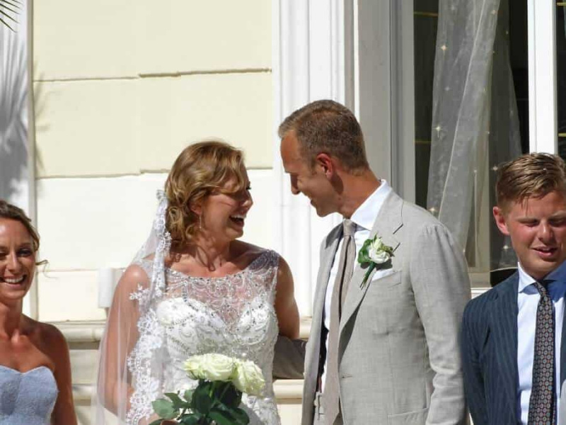 Andreas se marie avec une cravate de mariage Glencheck et une épingle à la boutonnière