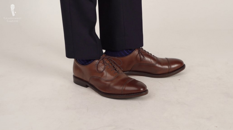 Cap-toed Oxfords i en mörkbrun färg.