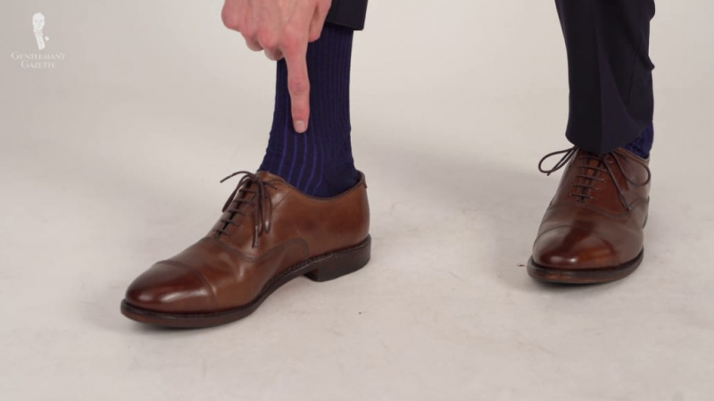 Preston má na sobě ponožky se stínovým pruhem v tmavě modré a královské modré z Fort Belvedere