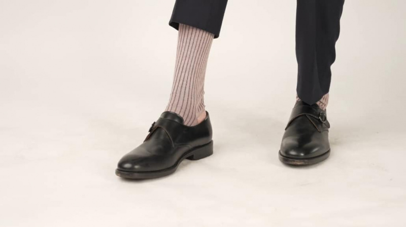 Preston ukazuje šedé pruhované ponožky z Fort Belvedere.