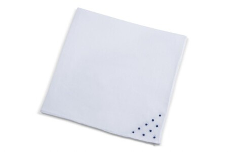 Bílé plátěné kapesníčky s modrými ručně vyšívanými puntíky