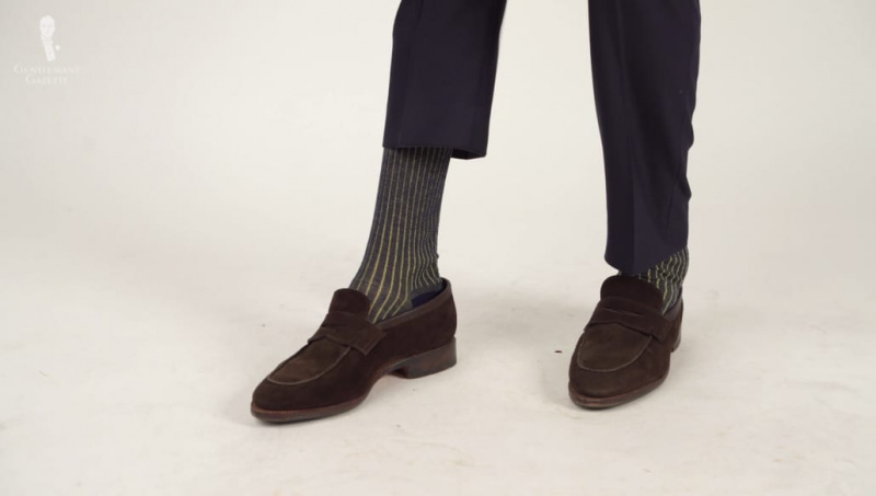 Semišové mokasíny od Meermin v kombinaci s ponožkami s pruhovanými stíny v tmavě modré a žluté z Fort Belvedere.