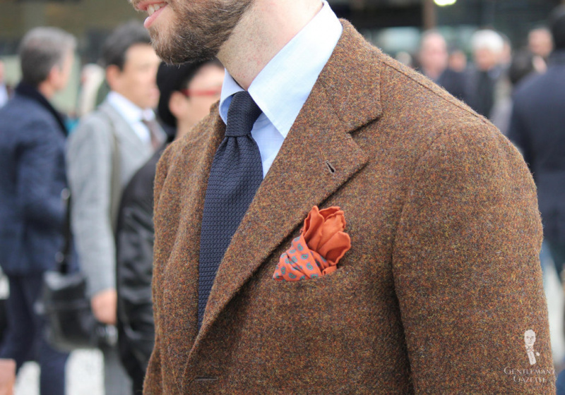 Прелеп браон спортски капут са краватом од гренадина и наранџастим џепом - користите наранџасту у дозама