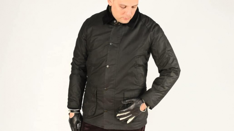 Raphael portant une veste Barbour et des gants de conduite tactiles noirs et blanc cassé en cuir d