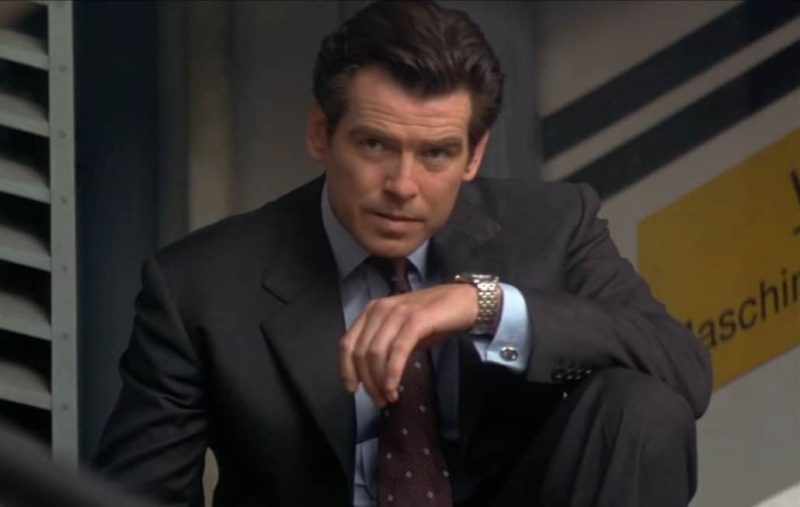 Pierce Brosnan jako James Bond ve filmu Zítřek nikdy neumírá ve flanelovém obleku česaném dřevěným uhlím.