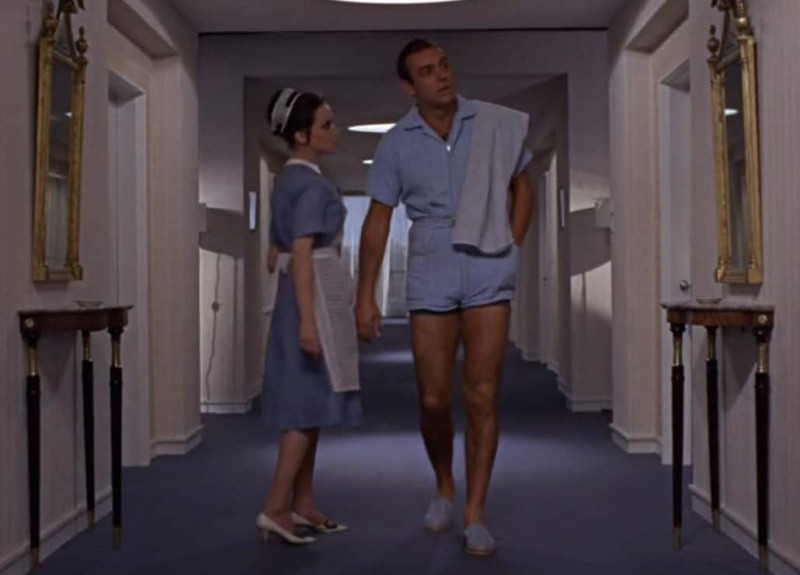 Spíše jeden z našich nejméně oblíbených: Sean Connery jako James Bond ve filmu Goldfinger z roku 1964, na sobě modrý froté overal z jednoho kusu po stehna.