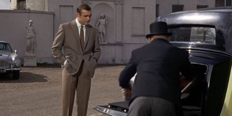 Bond si oblékl hnědou tvídovou bundu z ječmenného tvídu a plavé keprové kalhoty kavalérie.