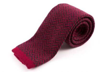 Pletená kravata v červené barvě - rybí kost z šedé vlny