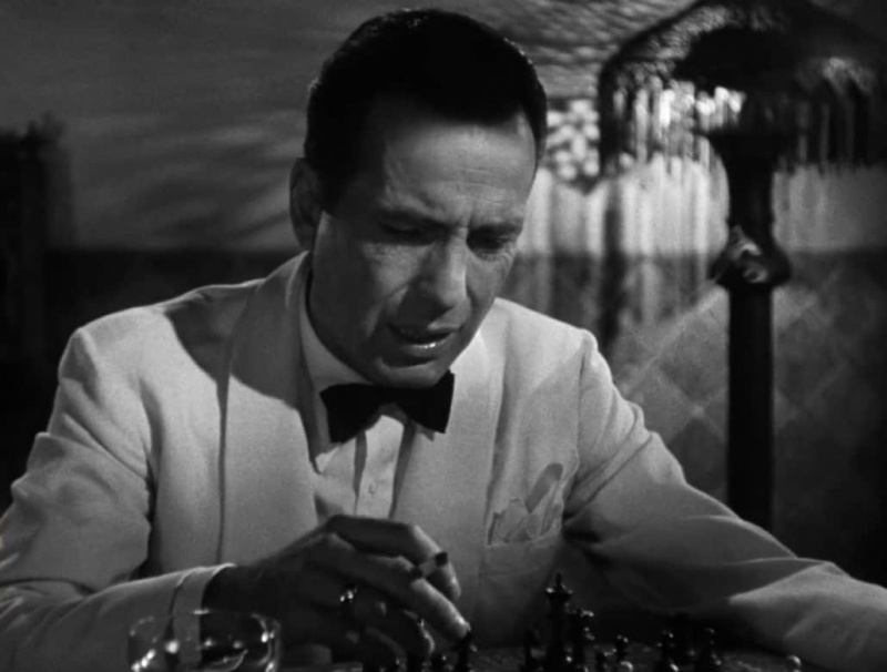 Humphrey Bogart vestindo a famosa jaqueta marfim no filme Casablanca de 1942.